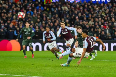 Aston Villa 'dan Ollie Watkins, UEFA Şampiyonlar Ligi Maçı' nda 8 Aston Villa Celtic 'e karşı Villa Park, Birmingham, Birleşik Krallık' ta 29 Ocak 2025 'te penaltı atarken kayıyor ve ıskalıyor.
