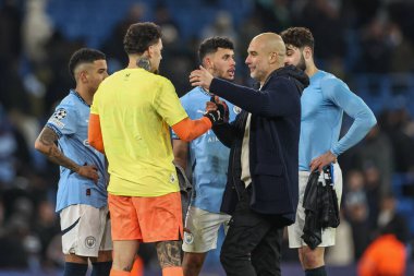 Manchester City 'nin Pep Guardiola teknik direktörü UEFA Şampiyonlar Ligi Maçı' nda Manchester City ile Etihad Stadyumu, Manchester, Birleşik Krallık 'ta 28 Ocak 2025 tarihli Manchester City-Brugge karşılaşmasını Ederson ile kutluyor.