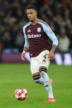 Aston Villa 'dan Ezri Konsa, UEFA Şampiyonlar Ligi Maçı 8' de Celtic 'e karşı Villa Park, Birmingham, Birleşik Krallık' ta 29 Ocak 2025 'te oynanan karşılaşmada topa vuruyor.