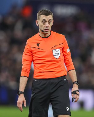 Hakem Clment Turpin UEFA Şampiyonlar Ligi Maçı sırasında Villa Park, Birmingham, Birleşik Krallık 'ta 8 Aston Villa Celtic' e karşı 8.