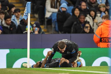 Club Brugge 'den Raphael Onyedika, UEFA Şampiyonlar Ligi Maçı' nda 8 Manchester City vs Club Brugge 'e karşı 29 Ocak 2025' te Etihad Stadyumu 'nda 0-1 kazanma hedefini kutluyor.