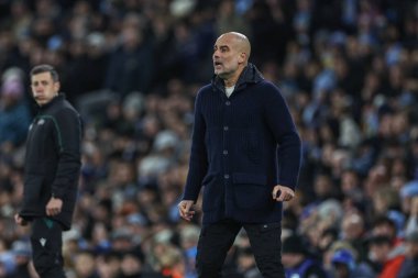 Manchester City 'nin Pep Guardiola teknik direktörü takım talimatlarını UEFA Şampiyonlar Ligi Maç Maçı' nda veriyor. 8 Manchester City vs Club Brugge, Etihad Stadyumu, Manchester, Birleşik Krallık, 29 Ocak 2025