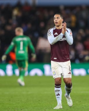 Aston Villa 'dan Youri Tielemans, UEFA Şampiyonlar Ligi Maçı' nın 8. gününde Villa Celtic 'e karşı Villa Park, Birmingham, Birleşik Krallık, 29 Ocak 2025' te taraftarları alkışlıyor.