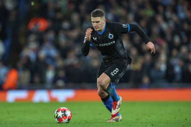 Club Brugge takımından Christos Tzolis, UEFA Şampiyonlar Ligi Maç Maçı 'nın 8' inci gününde Etihad Stadyumu, Manchester, İngiltere 'de 29 Ocak 2025' te oynanan karşılaşmada topa vuruyor.
