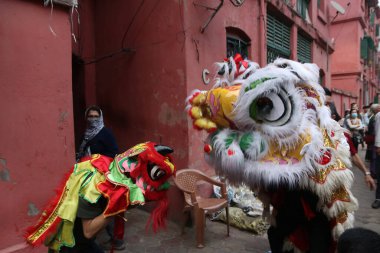 Katılımcılar 29 Ocak 2025 'te Hindistan' ın Kolkata kentinde Ay 'ın yeni yılı münasebetiyle bir kalabalığın önünde ejderha dansı yaparken görülüyor. 