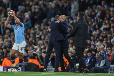 Manchester City teknik direktörü Pep Guardiola, UEFA Şampiyonlar Ligi Maçı 'nın 8' inci gününde Manchester City - Brugge Stadyumu, Manchester, Birleşik Krallık 'ta 29 Ocak 2025' te oynanan karşılaşmada Club Brugge 'ün teknik direktörü Nicky Hayen' e sarıldı.