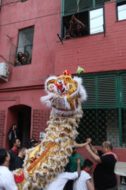 Katılımcılar 29 Ocak 2025 'te Hindistan' ın Kolkata kentinde Ay 'ın yeni yılı münasebetiyle bir kalabalığın önünde ejderha dansı yaparken görülüyor.