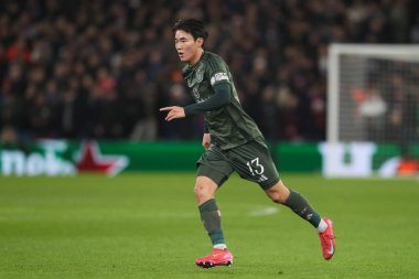 Celtic 'ten Yang Hyun-Joon UEFA Şampiyonlar Ligi Maçı sırasında Villa Park, Birmingham, Birleşik Krallık' ta 8 Aston Villa Celtic 'e karşı 8.