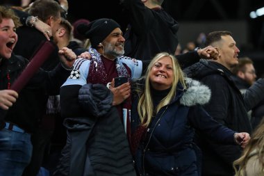 Aston Villa taraftarları, UEFA Şampiyonlar Ligi Maç Maçı 'nda 8 Aston Villa Celtic' e karşı Villa Park, Birmingham, Birleşik Krallık 'ta 29 Ocak 2025' te galibiyetlerini kutluyorlar.