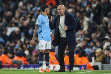 Manchester City 'nin Pep Guardiola teknik direktörü, Manchester City Etihad Stadyumu, Manchester, Birleşik Krallık' ta oynanan 8 Manchester City vs Club Brugge maçında Manchester City 'li Svio' ya talimat verdi.