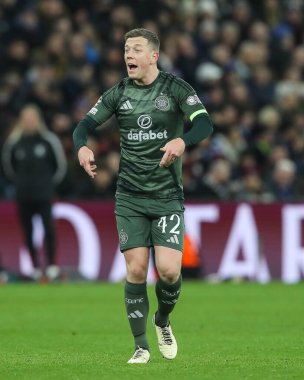 Celtic takımından Viljami Sinisalo, UEFA Şampiyonlar Ligi Maç Maçı 'nda takımına talimat veriyor. 8 Aston Villa' nın Celtic 'e karşı oynadığı Villa Park, Birmingham, Birleşik Krallık' ta, 29 Ocak 2025