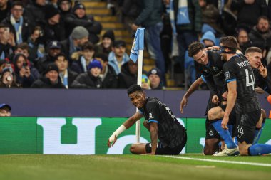 Club Brugge 'den Raphael Onyedika, UEFA Şampiyonlar Ligi Maçı' nda 8 Manchester City vs Club Brugge 'e karşı 29 Ocak 2025' te Etihad Stadyumu 'nda 0-1 kazanma hedefini kutluyor.