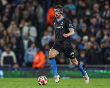 Club Brugge 'den Brandon Mechele, 28 Ocak 2025 tarihinde Etihad Stadyumu' nda oynanan 8 Manchester City vs Club Brugge maçında topu düşürüyor.