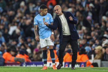 Manchester City 'nin Pep Guardiola teknik direktörü, Manchester City Etihad Stadyumu, Manchester, Birleşik Krallık' ta oynanan 8 Manchester City vs Club Brugge maçında Manchester City 'li Svio' ya talimat verdi.