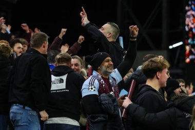 Aston Villa taraftarları, UEFA Şampiyonlar Ligi Maç Maçı 'nda 8 Aston Villa Celtic' e karşı Villa Park, Birmingham, Birleşik Krallık 'ta 29 Ocak 2025' te galibiyetlerini kutluyorlar.