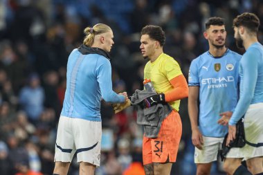 Manchester City 'den Erling Haaland ve Manchester City' den Ederson, Manchester City 'deki Etihad Stadyumu' nda oynanan UEFA Şampiyonlar Ligi Maçı 'nın 8' inci gününde, 29 Ocak 2025 'te oynanan karşılaşmadan sonra
