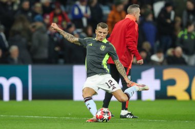 Aston Villa takımından Lucas Digne, UEFA Şampiyonlar Ligi maçının 8. maçında Villa Park, Birmingham, Birleşik Krallık 'ta Celtic' e karşı 29 Ocak 2025 'te oynanan karşılaşma öncesi ısınma sırasında