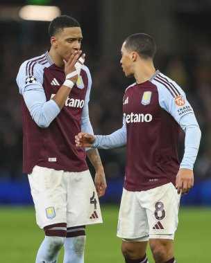 Aston Villa 'dan Ezri Konsa, UEFA Şampiyonlar Ligi Maç Maçı' nda Youri Tielemans 'a talimat veriyor. 8 Aston Villa Celtic' e karşı, Villa Park, Birmingham, Birleşik Krallık, 29 Ocak 2025