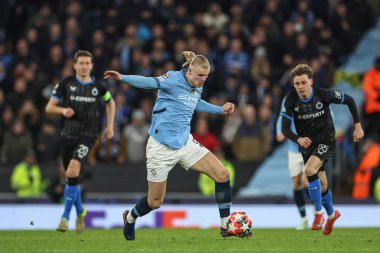 Manchester City 'den Erling Haaland, 28 Ocak 2025 tarihinde Etihad Stadyumu' nda oynanan 8 Manchester City vs Club Brugge maçında topu aldı.