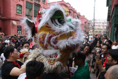 Katılımcılar 29 Ocak 2025 'te Hindistan' ın Kolkata kentinde Ay 'ın yeni yılı münasebetiyle bir kalabalığın önünde ejderha dansı yaparken görülüyor. 