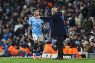 Manchester City 'nin Pep Guardiola teknik direktörü, Manchester City Etihad Stadyumu, Manchester, Birleşik Krallık' ta oynanan 8 Manchester City vs Club Brugge maçında Manchester City 'li Svio' ya talimat verdi.