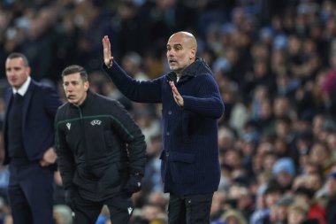 Manchester City 'nin Pep Guardiola teknik direktörü takım talimatlarını UEFA Şampiyonlar Ligi Maç Maçı' nda veriyor. 8 Manchester City vs Club Brugge, Etihad Stadyumu, Manchester, Birleşik Krallık, 29 Ocak 2025