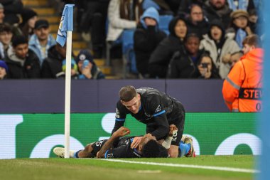 Club Brugge 'den Raphael Onyedika, UEFA Şampiyonlar Ligi Maçı' nda 8 Manchester City vs Club Brugge 'e karşı 29 Ocak 2025' te Etihad Stadyumu 'nda 0-1 kazanma hedefini kutluyor.