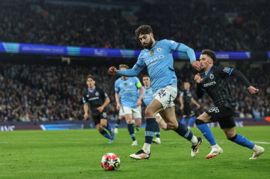 Joko Gvardiol, Manchester City 'nin 28 Ocak 2025 tarihinde Etihad Stadyumu, Manchester Club Brugge' a karşı oynadığı UEFA Şampiyonlar Ligi Maçı 'nın 8' inci gününde Club Brugge 'den Joel Ordez' in kendi kalesi olarak attığı topu kutuya atıyor.