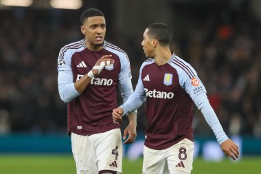 Aston Villa 'dan Ezri Konsa, UEFA Şampiyonlar Ligi Maç Maçı' nda Youri Tielemans 'a talimat veriyor. 8 Aston Villa Celtic' e karşı, Villa Park, Birmingham, Birleşik Krallık, 29 Ocak 2025