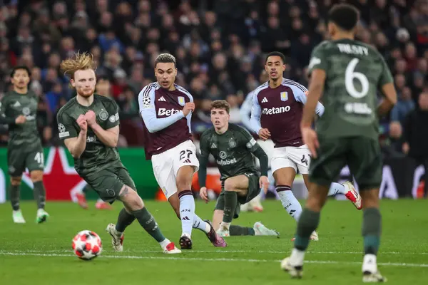 Aston Villa 'dan Morgan Rogers, UEFA Şampiyonlar Ligi Maçı 8' de Celtic 'e karşı Villa Park, Birmingham, Birleşik Krallık' ta 29 Ocak 2025 'te oynanan karşılaşmada kalede şut atıyor.