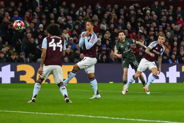Celtic takımından Nicolas Khn, UEFA Şampiyonlar Ligi Maçı 8 'de Celtic' e karşı Villa Park, Birmingham, Birleşik Krallık 'ta 29 Ocak 2025' te oynanan karşılaşmada gol atarken görülüyor.