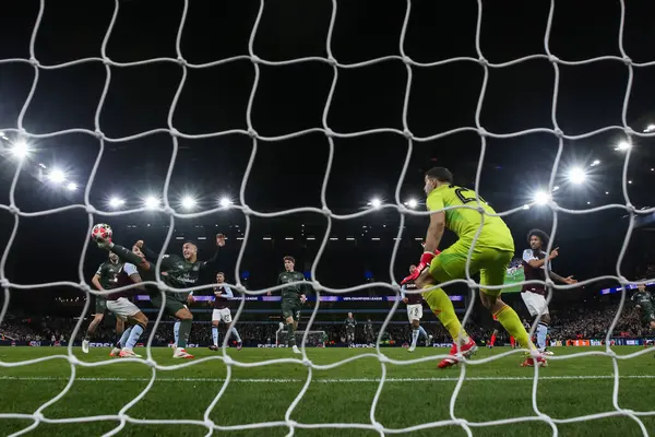 Kelt takımından Adam Idah, UEFA Şampiyonlar Ligi Maç Maçı 'nda 2-1 öne geçti. 8 Aston Villa, Celtic' e karşı. Villa Park, Birmingham, Birleşik Krallık, 29 Ocak 2025