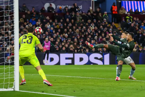 Kelt takımından Adam Idah, UEFA Şampiyonlar Ligi Maç Maçı 'nda 2-1 öne geçti. 8 Aston Villa, Celtic' e karşı. Villa Park, Birmingham, Birleşik Krallık, 29 Ocak 2025