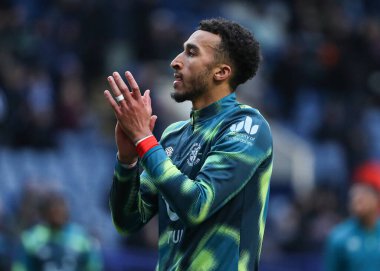 Luton Town 'dan Jacob Brown, 1 Şubat 2025' te İngiltere 'nin başkenti Hillsborough' da oynanan Çarşamba günkü Gök İddia Şampiyonası karşılaşması öncesinde taraftarlarını alkışlıyor.