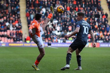 Blackpool 'dan Rob Apter, 1 Şubat 2025' te Bloomfield Road, Blackpool 'da oynanan Blackpool-Charlton maçında topu kontrol ediyor.