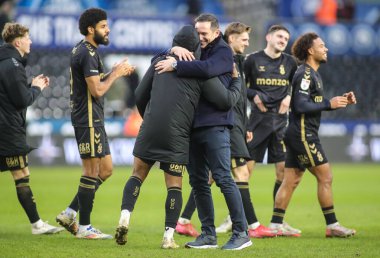 Coventry City teknik direktörü Frank Lampard, 1 Şubat 2025 'te Swansea.com Stadyumu, Swansea.com' da oynanan Sky Bet Şampiyonası karşılaşmasında Coventry City 'den Brandon Thomas-Asante' yi kucakladı.