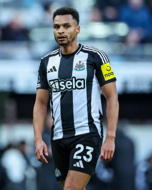 Newcastle United takımından Jacob Murphy, 1 Şubat 2025 'te St. James' s Park, Newcastle, İngiltere 'de oynanan Premier League karşılaşmasında Newcastle United' a karşı Fulham 'ı izliyor.