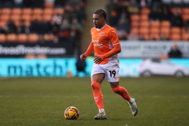 Blackpool 'dan Samuel Silvera, 1 Şubat 2025' te Bloomfield Road, Blackpool 'da oynanan Blackpool - Charlton Atletizm karşılaşmasında topla birlikte ilerliyor.