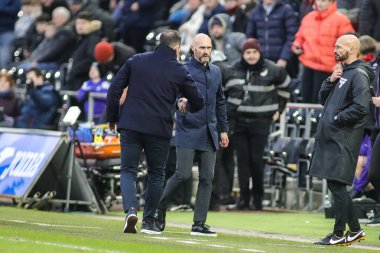 Swansea City teknik direktörü Luke Williams ve Coventry City teknik direktörü Frank Lampard, 1 Şubat 2025 'te Swansea.com Stadyumu' nda oynanan Sky Bet Şampiyonası maçında son düdüğü çalarken el sıkışıyorlar.