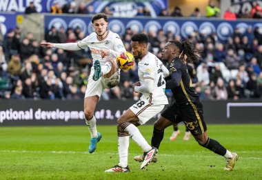 Swansea City 'den Liam Cullen, 1 Şubat 2025' te Swansea.com Stadyumu 'nda Swansea City ile Coventry City arasındaki Sky Bet Şampiyonası maçında topu temizledi.