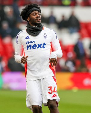 Nottingham Ormanı 'ndan Ola Aina, 1 Şubat 2025' te Nottingham Forest, Brighton ve Hove Albion 'a karşı oynanan Premier Lig karşılaşmasından önce ısınıyor.