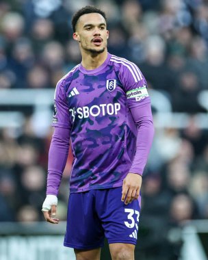 Fulham 'dan Antonee Robinson, 1 Şubat 2025' te İngiltere 'de oynanan Premier Lig karşılaşmasında St.James' s Park 'ta Newcastle United' a karşı Fulham maçına bakıyor.