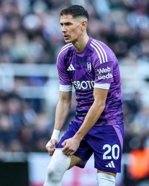 Fulham 'dan Sasa Lukiç, 1 Şubat 2025' te İngiltere 'de St. James' s Park 'ta oynanan Premier League maçı Newcastle United ve Fulham maçında çoraplarını yukarı çekti.