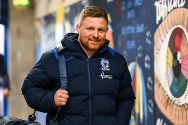 Warrington Wolves 'tan Luke Yates, 1 Şubat 2025' te İngiltere 'nin Warrington şehrindeki Halliwell Jones Stadyumu' nda Toby King 'in Warrington Wolves' a karşı Leigh Leopards maçından önce geldi.