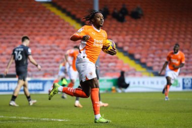 Blackpool 'dan Niall Ennis, 1 Şubat 2025' te Bloomfield Road, Blackpool, İngiltere 'de oynanan Blackpool - Charlton Atletizm maçında 2-2' lik galibiyet golünü kutluyor.
