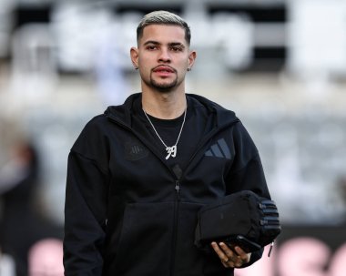 Newcastle United takımından Bruno Guimares, 1 Şubat 2025 'te İngiltere' nin Newcastle kentinde oynanan Premier League maçı sırasında elmas zincirli 39 numara Newcastle United ile Fulham maçına geldi.