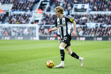 Newcastle United takımından Anthony Gordon, 1 Şubat 2025 'te St. James' s Park, Newcastle 'da oynanan Premier League maçı sırasında topla koşuyor.