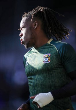 Coventry City 'den Brandon Thomas-Asante, 1 Şubat 2025' te Swansea.com Stadyumu 'nda oynanan Swansea City-Coventry City karşılaşması öncesinde ısınıyor.