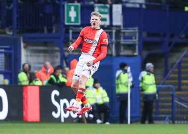 Luton Town 'dan Alfie Doughty, 1 Şubat 2025' te İngiltere 'nin başkenti Sheffield' da oynanan ve Çarşamba günü oynanan Gök İddia Şampiyonası maçında 1-0 yenilen golü kutluyor.