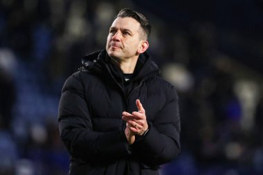 Luton Town 'un Matt Bloomfield teknik direktörü 1 Şubat 2025' te İngiltere 'nin başkenti Sheffield' da Çarşamba günü Luton Town 'a karşı oynanan Gökyüzü İddia Şampiyonası maçından sonra taraftarları alkışlıyor.